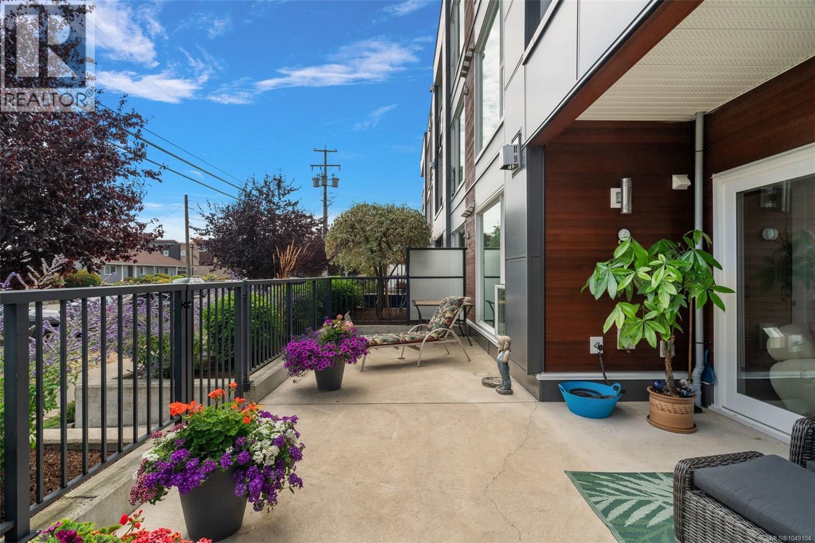 #101 2447 Henry Ave - 4