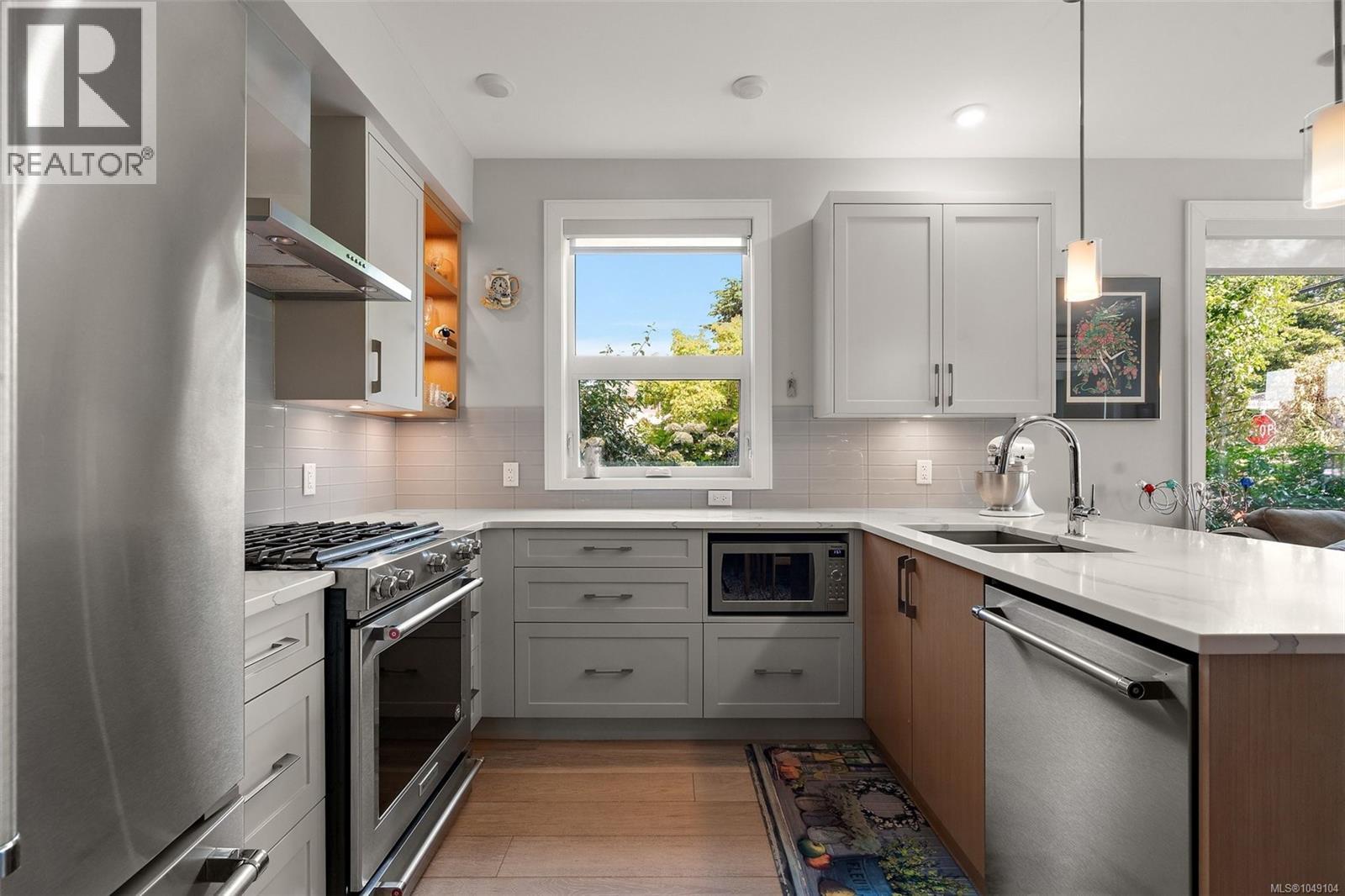 #101 2447 Henry Ave - 6