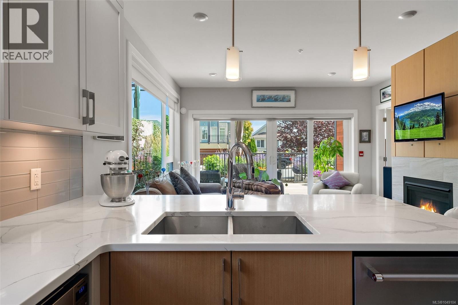 #101 2447 Henry Ave - 7