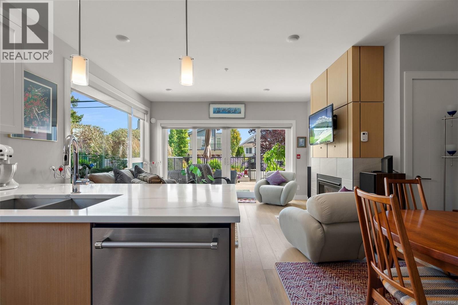 #101 2447 Henry Ave - 9