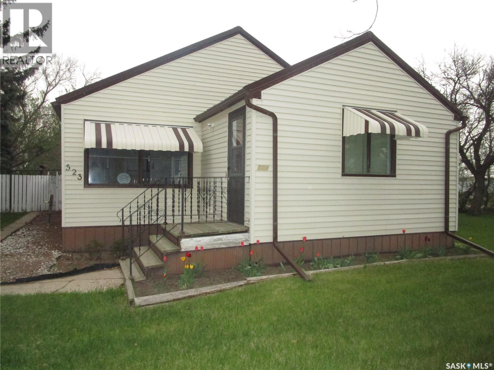 523 3rd AVENUE E, Assiniboia — photo 1