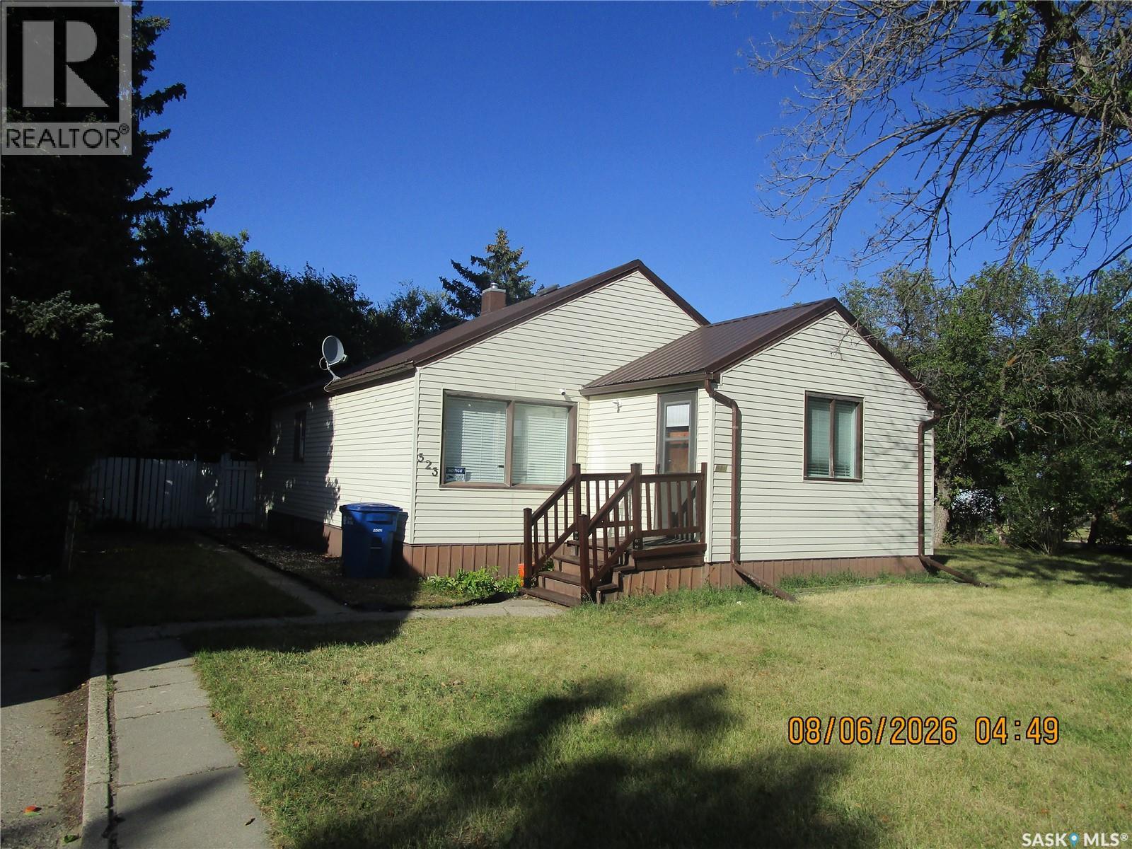523 3rd AVENUE E, Assiniboia — photo 2