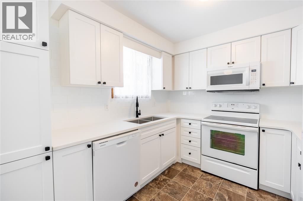 731 HILLARY STREET - 8