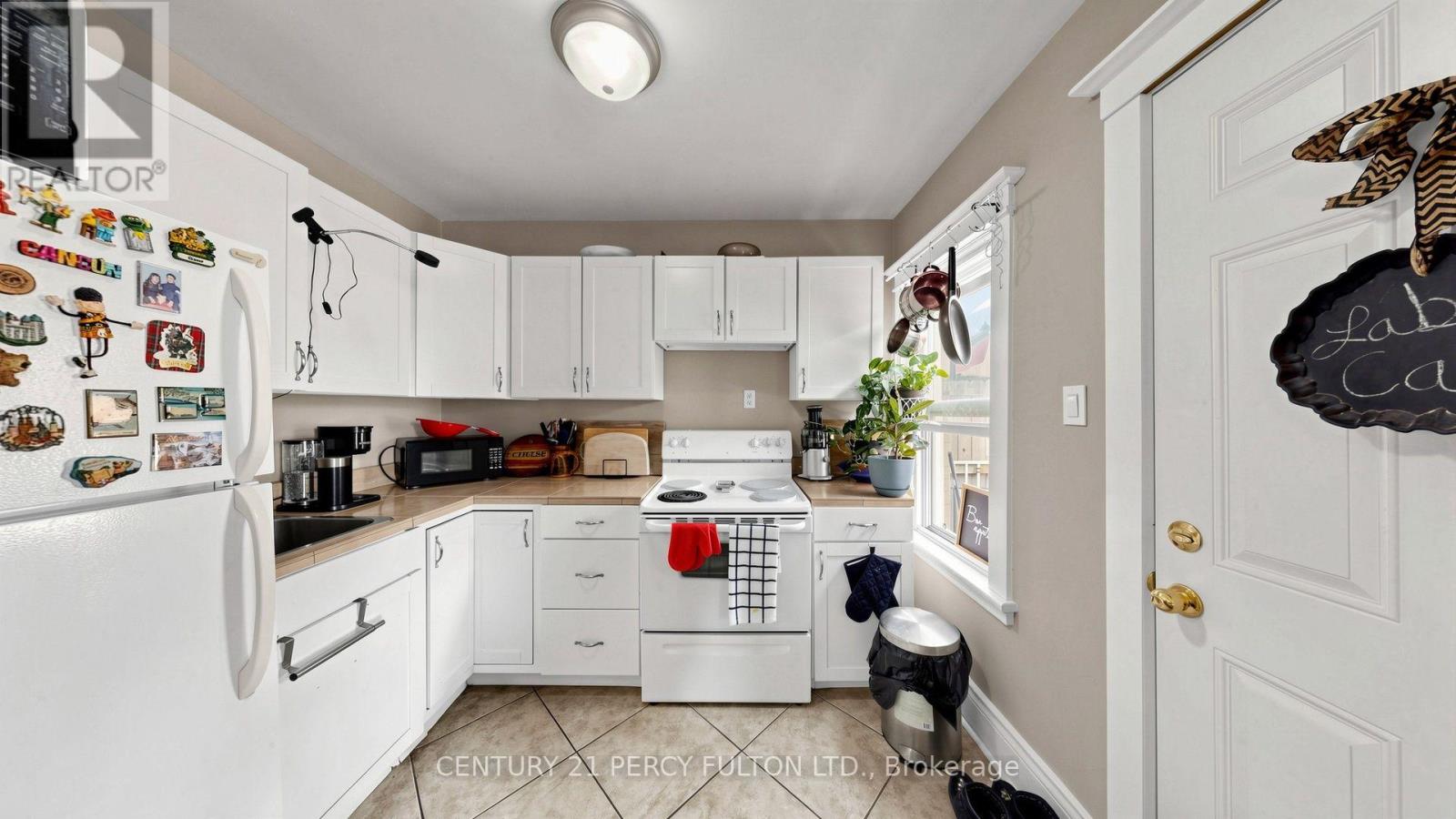 207-209 VICTORIA AVENUE N - 11