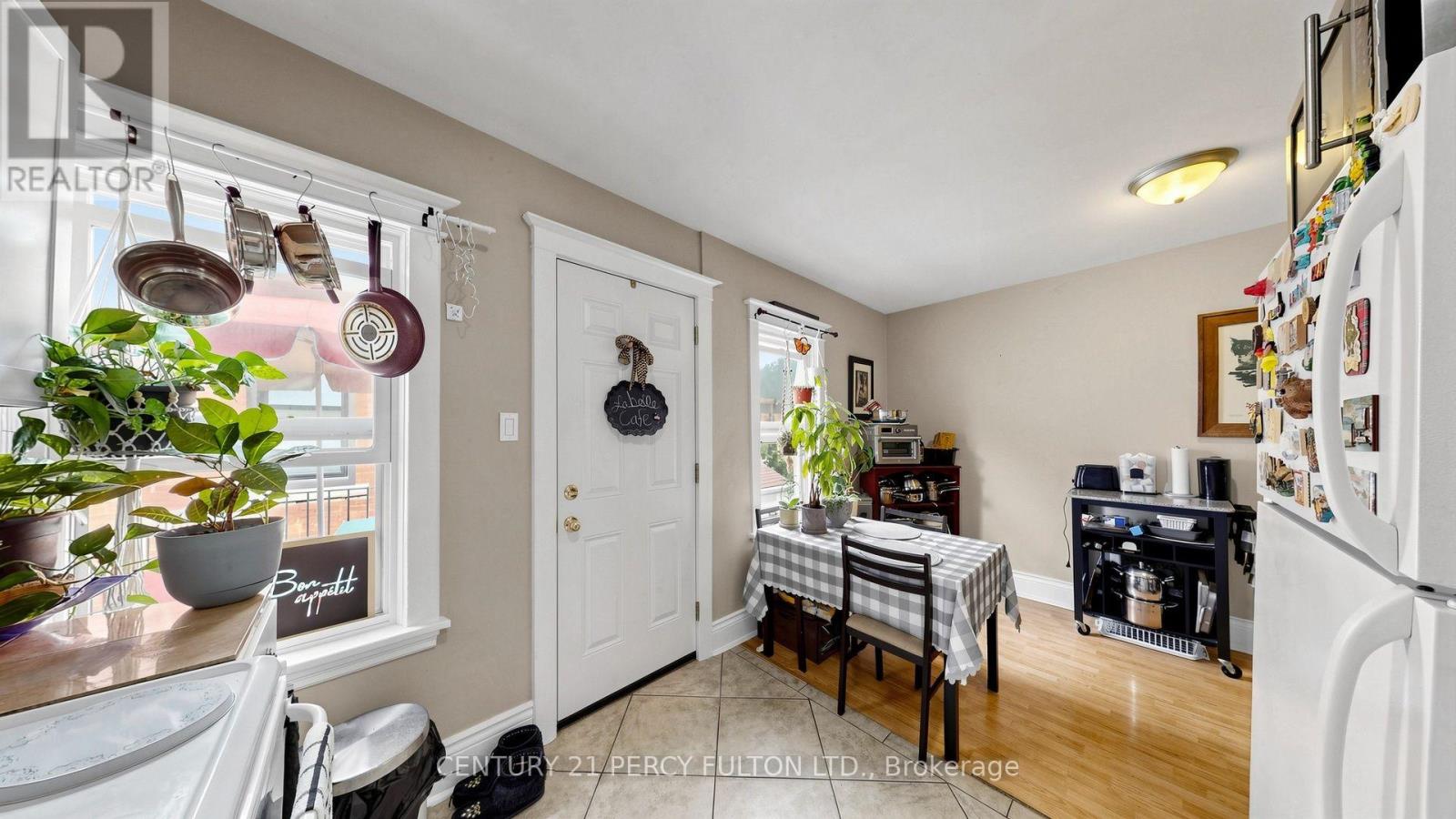 207-209 VICTORIA AVENUE N - 12