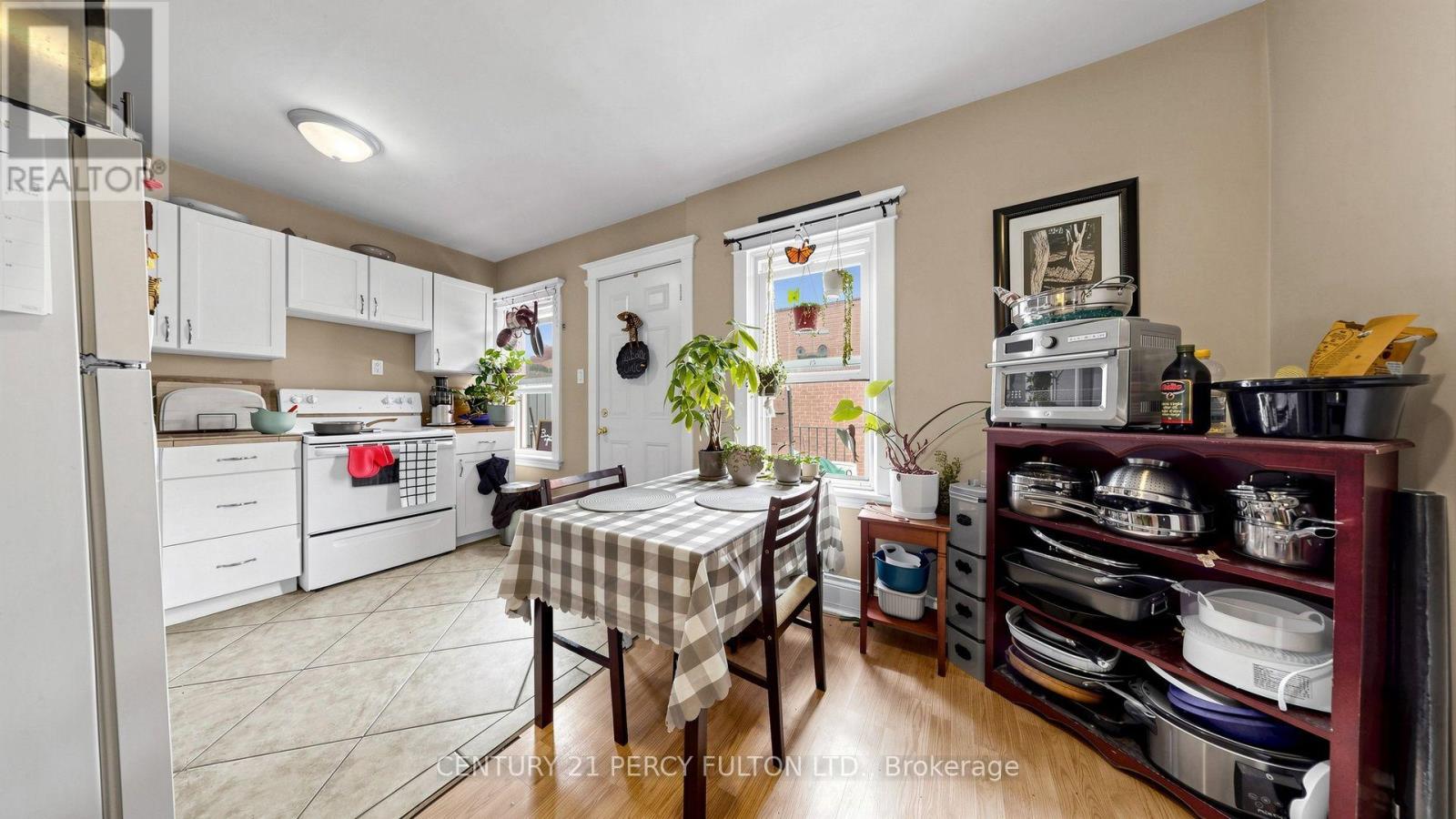 207-209 VICTORIA AVENUE N - 13