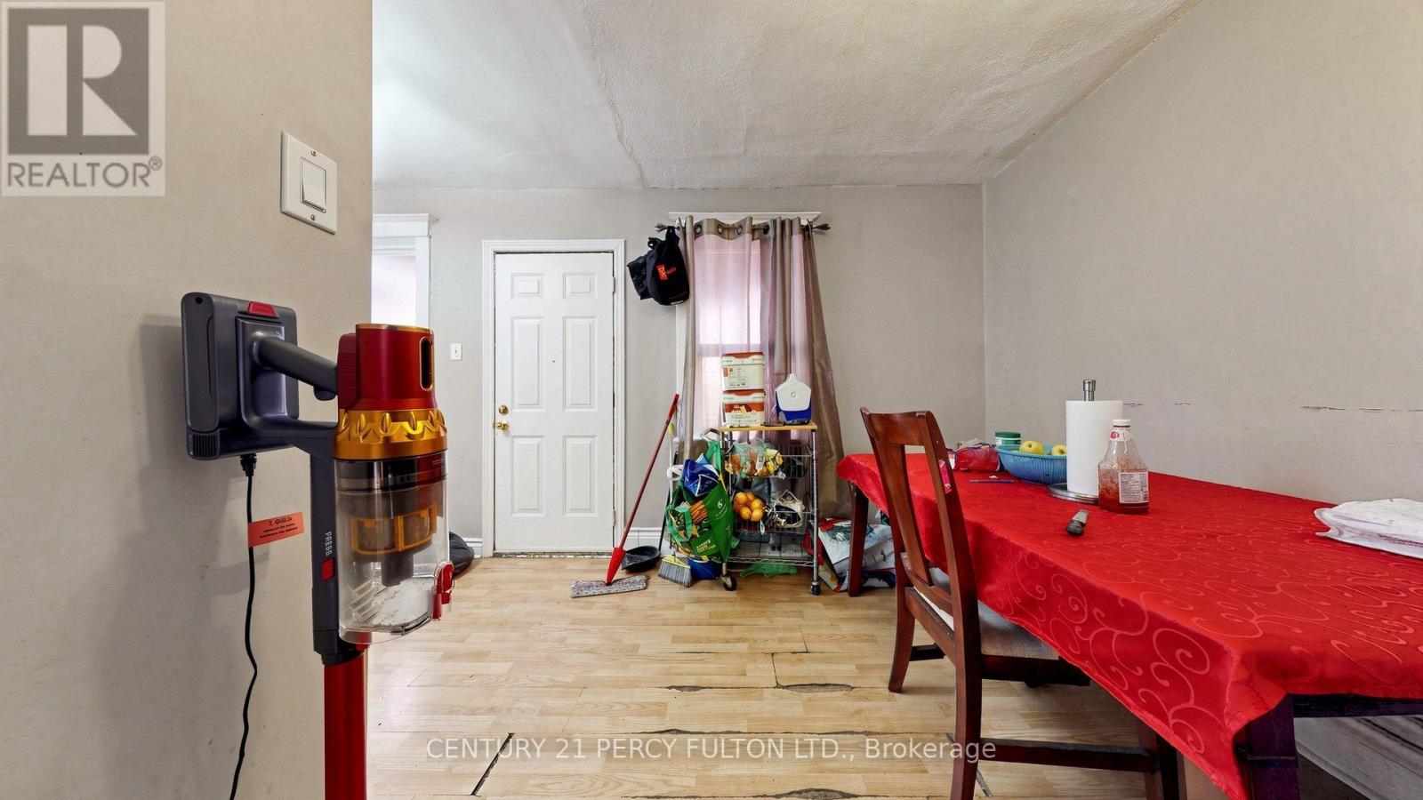 207-209 VICTORIA AVENUE N - 16