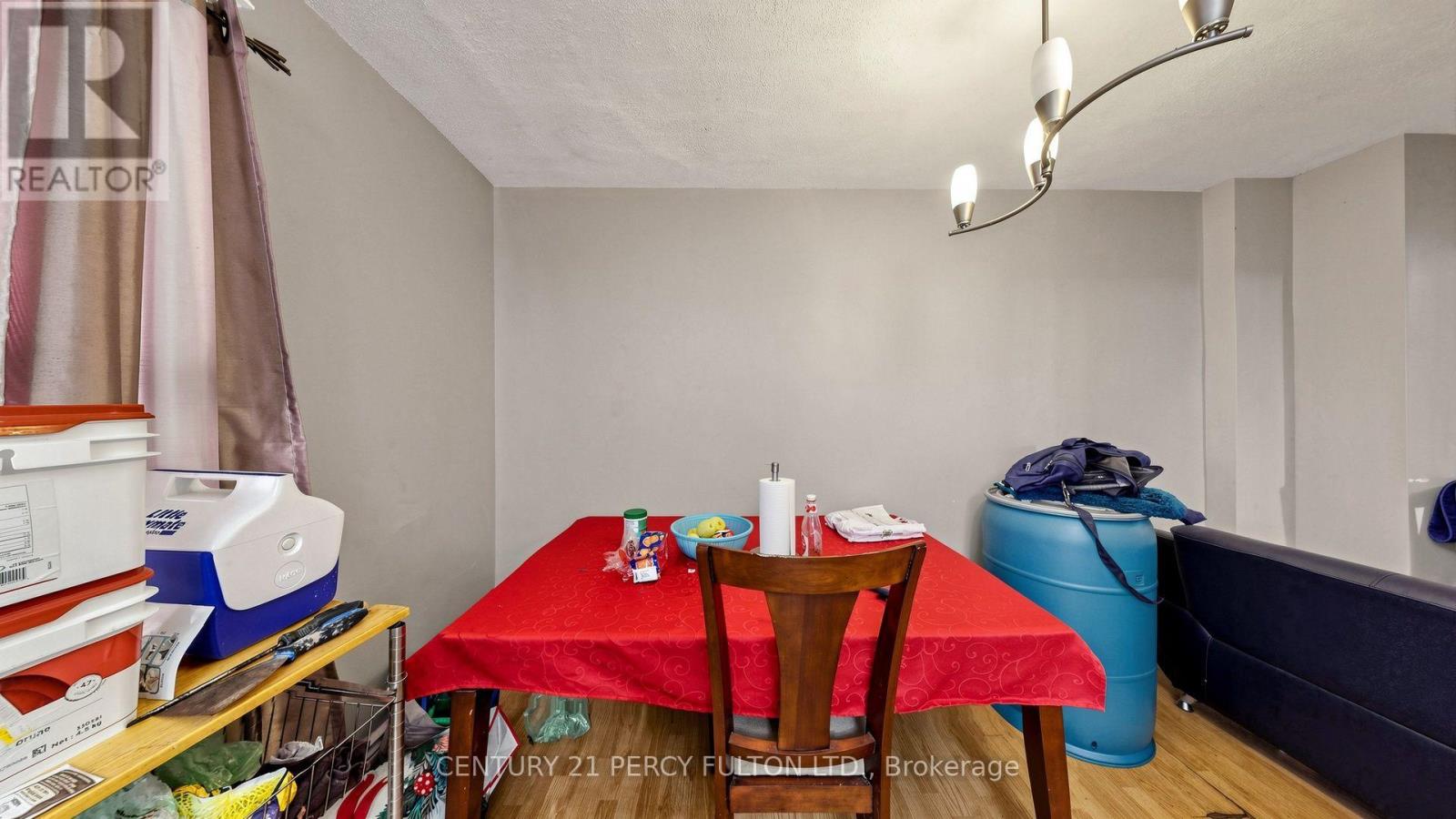 207-209 VICTORIA AVENUE N - 17