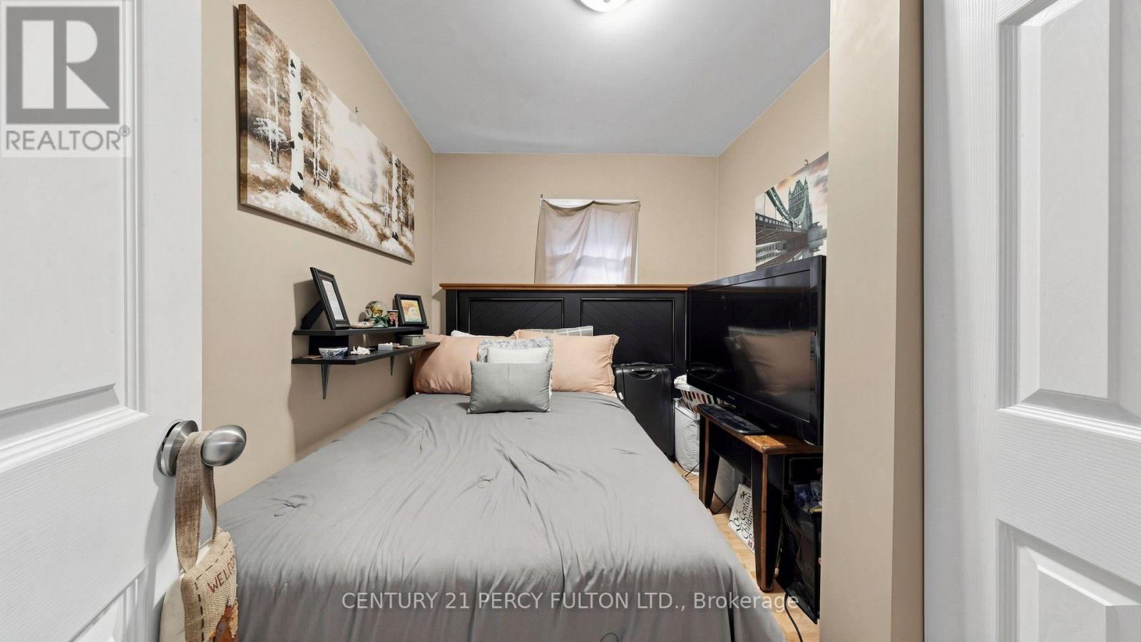 207-209 VICTORIA AVENUE N - 19
