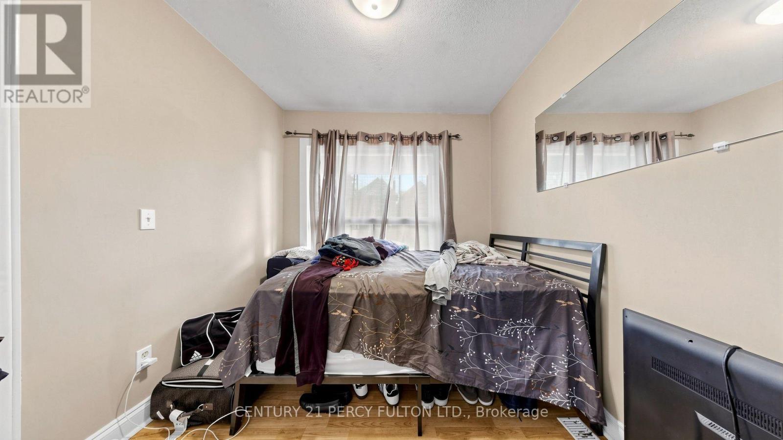 207-209 VICTORIA AVENUE N - 21