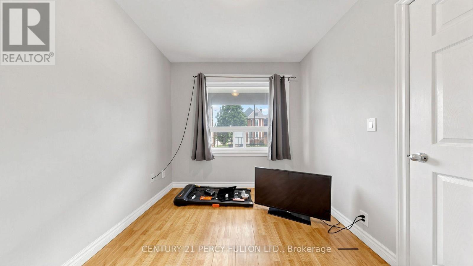 207-209 VICTORIA AVENUE N - 24