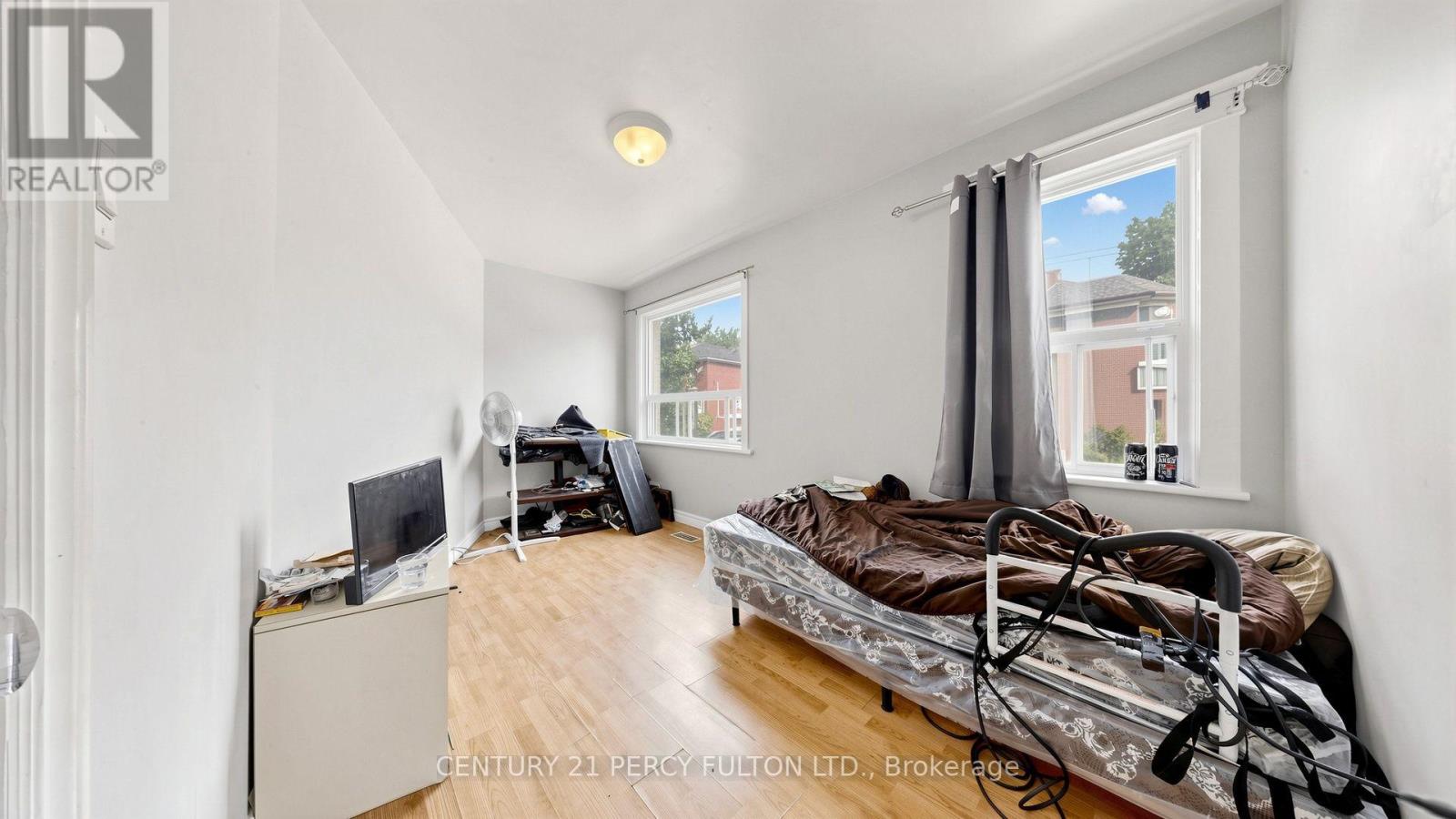 207-209 VICTORIA AVENUE N - 25