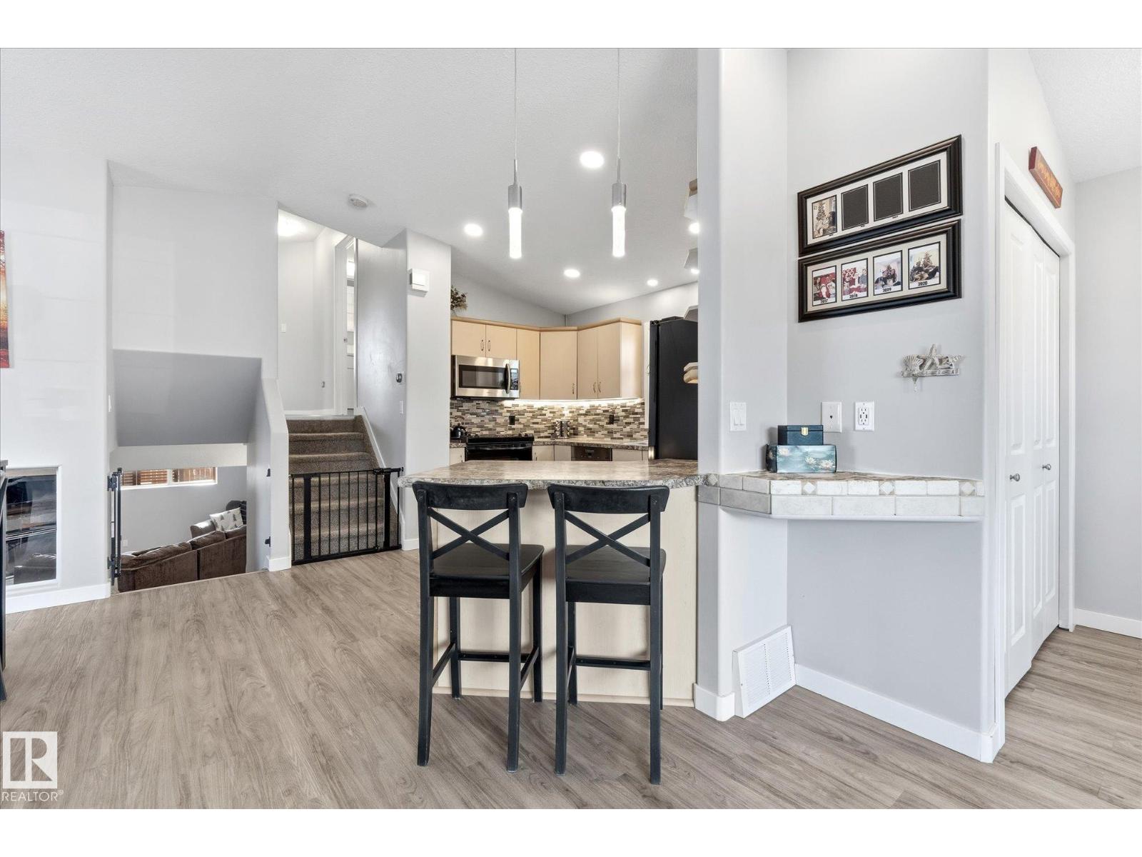 2109 37 AV NW - 12
