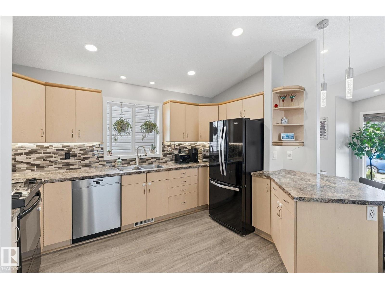 2109 37 AV NW - 17