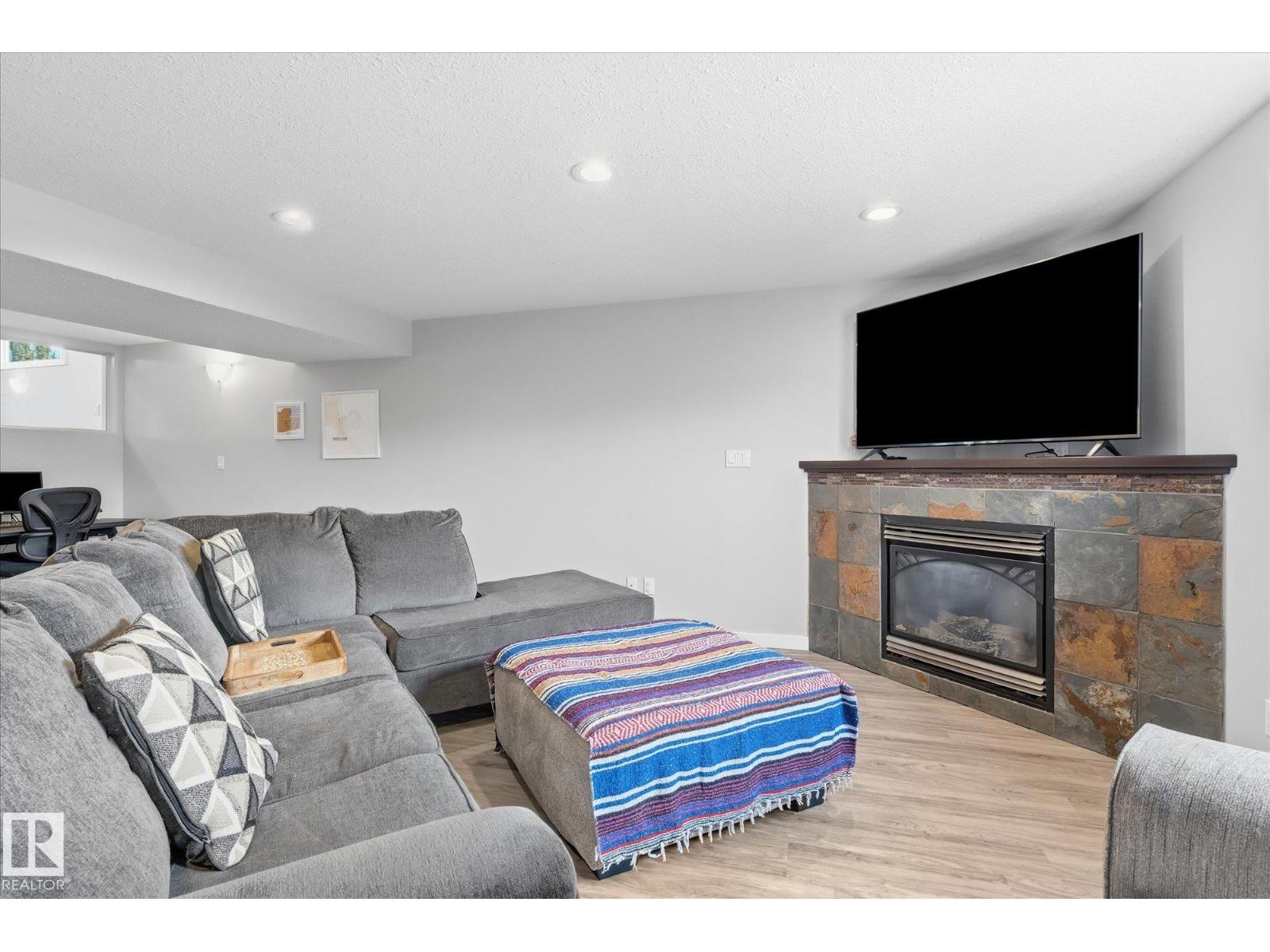 2109 37 AV NW - 31