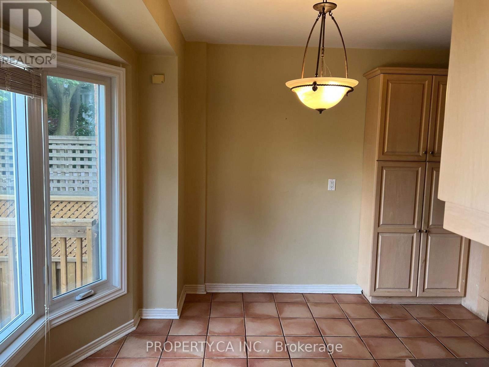 32 BROWNSTONE CIRCLE - 25