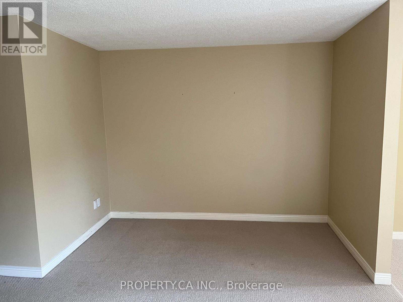 32 BROWNSTONE CIRCLE - 32