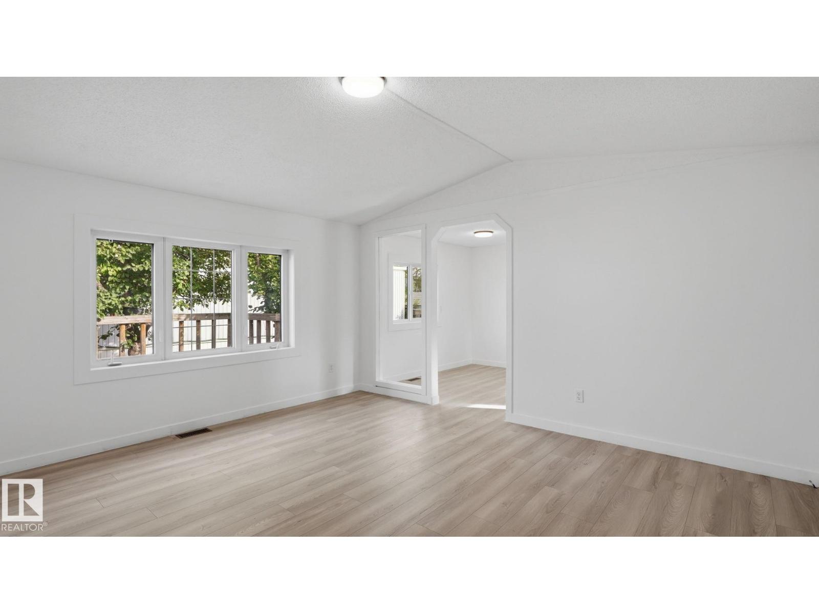 1035 Lakeland CR NW - 8