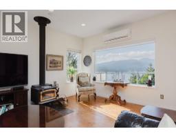 5872 Deerhorn Drive, Sechelt, BC V7Z0E1 Photo 9