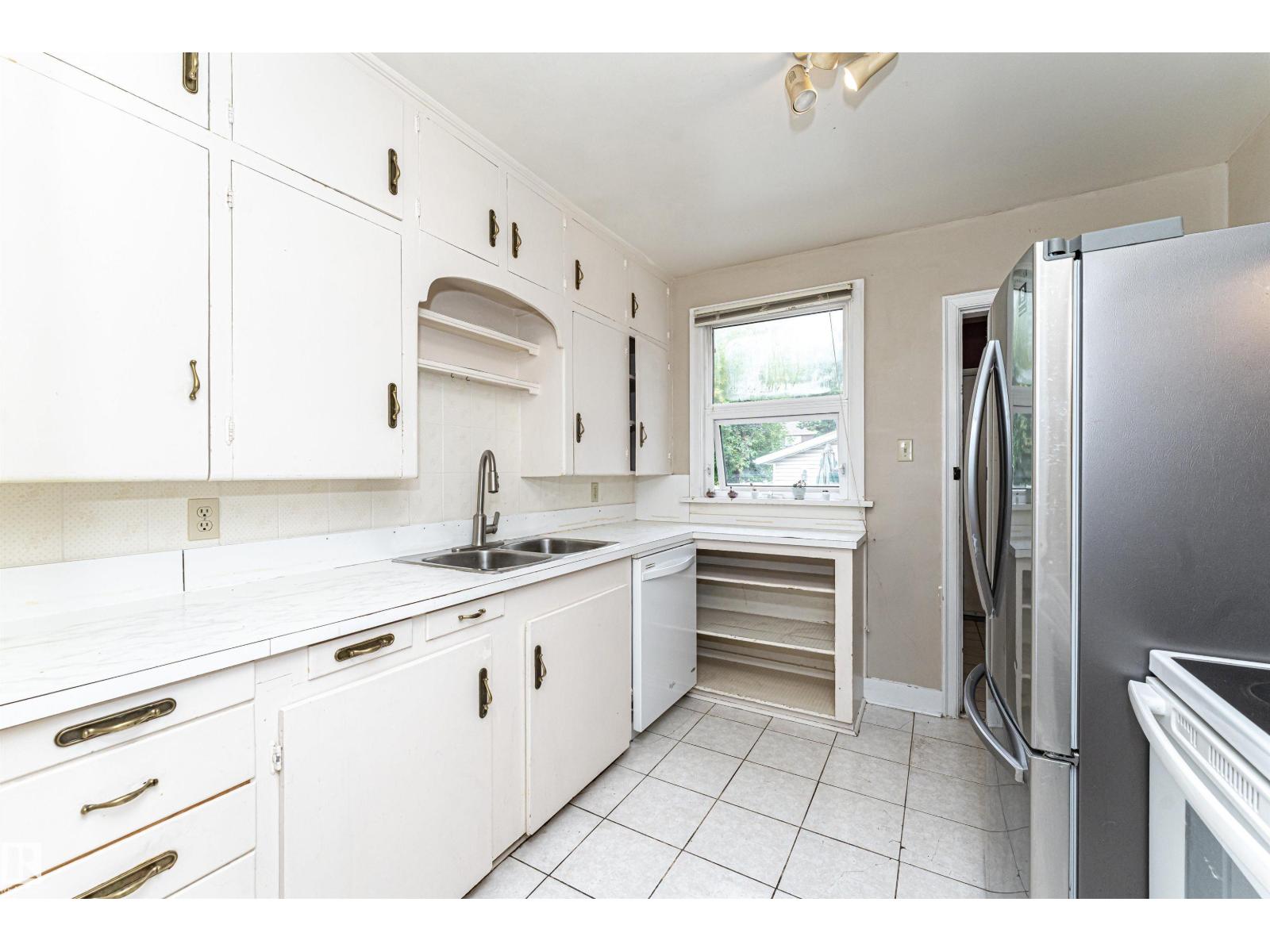 10930 80 AV NW - 15
