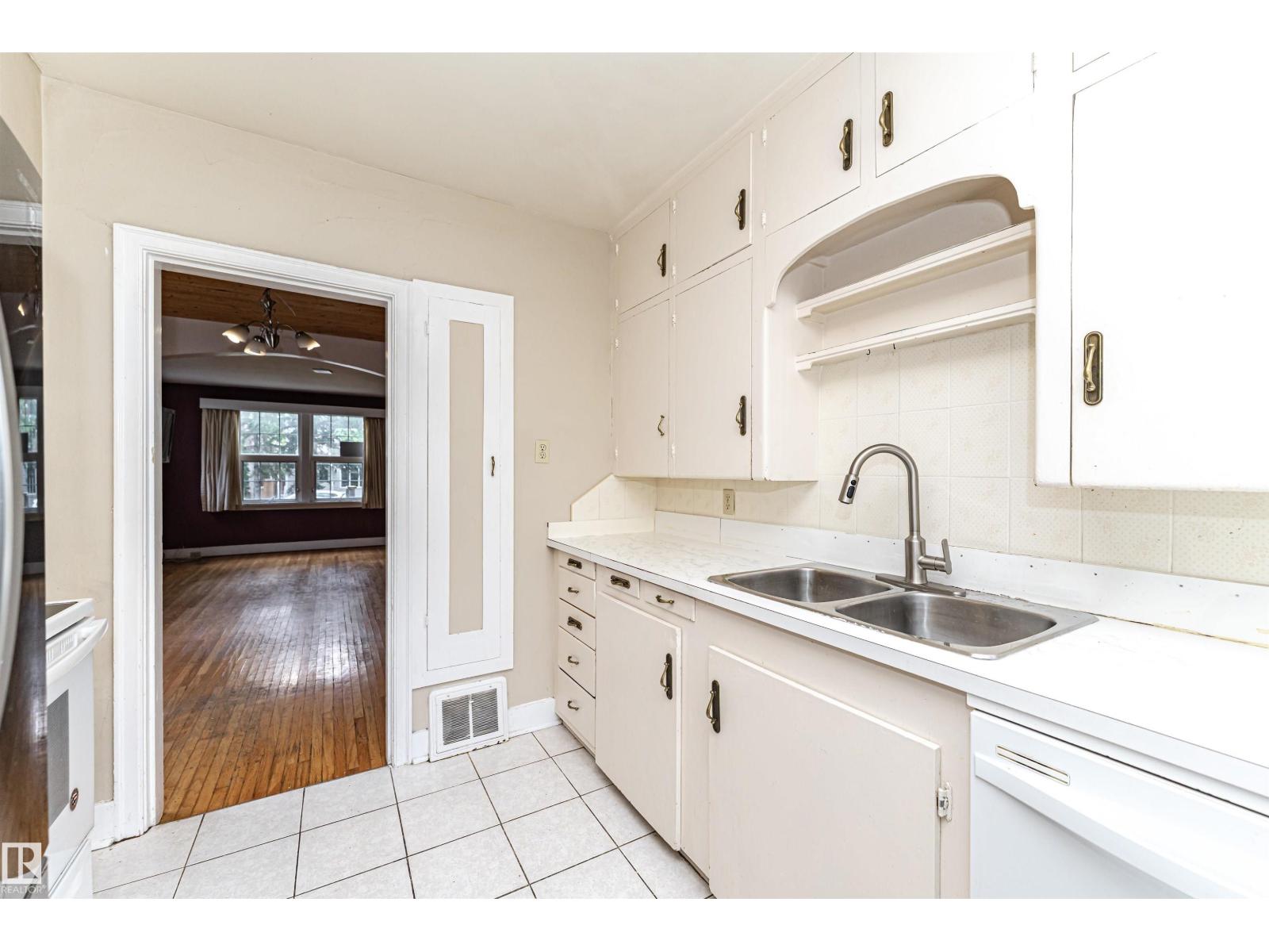 10930 80 AV NW - 16