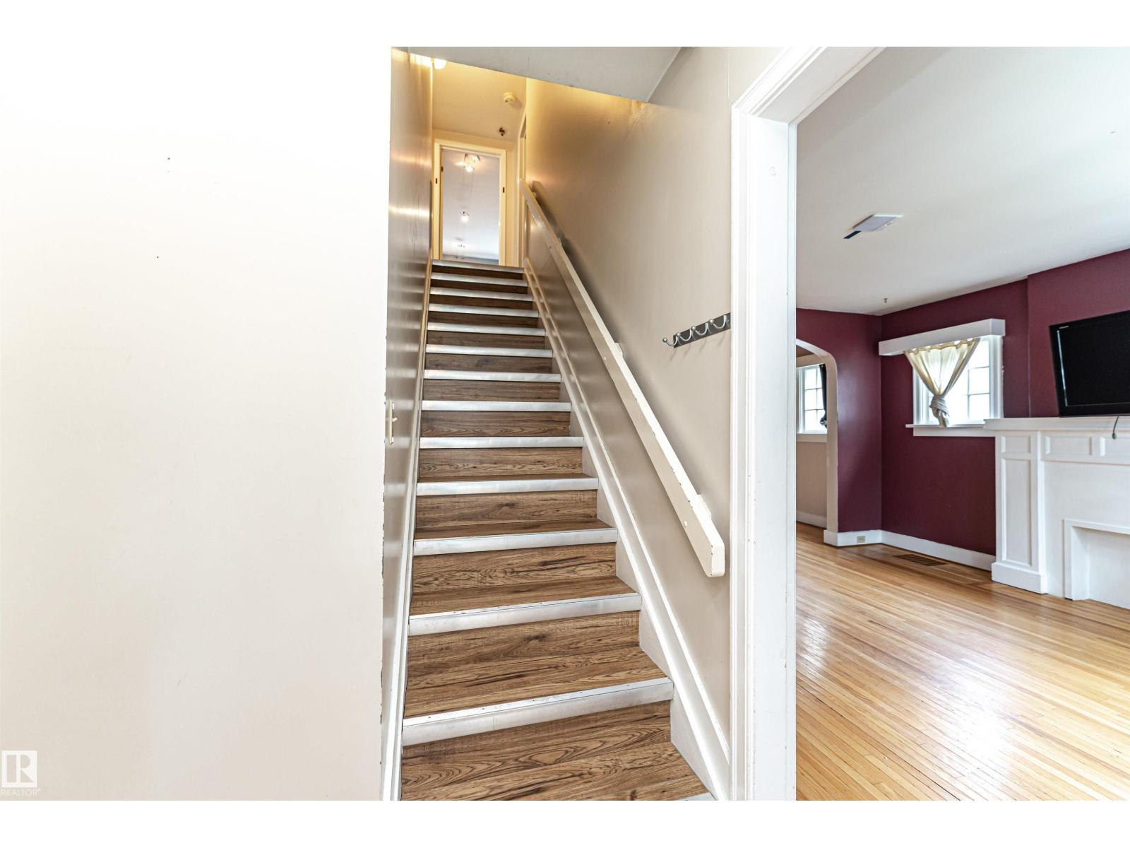 10930 80 AV NW - 19