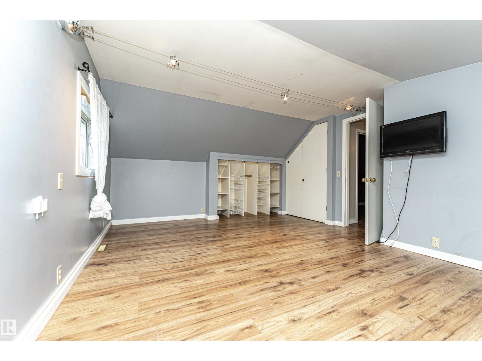 10930 80 AV NW - 20