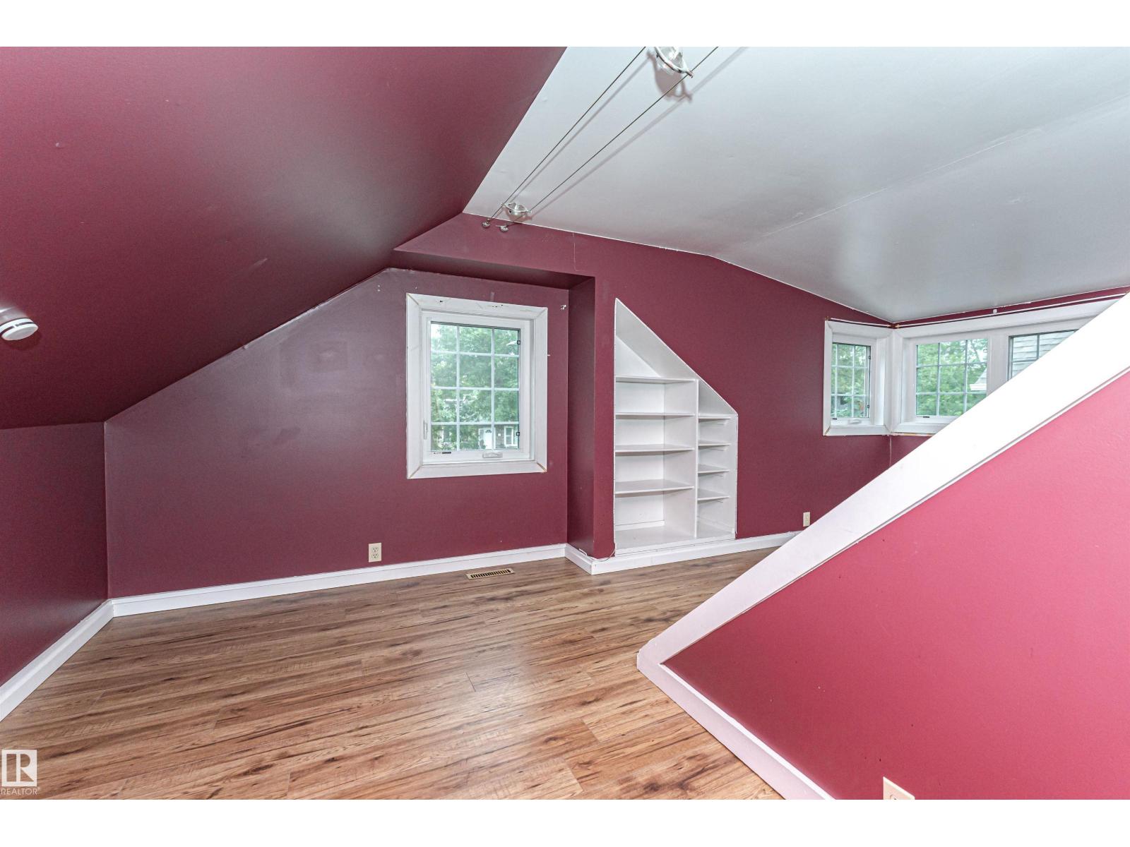 10930 80 AV NW - 23