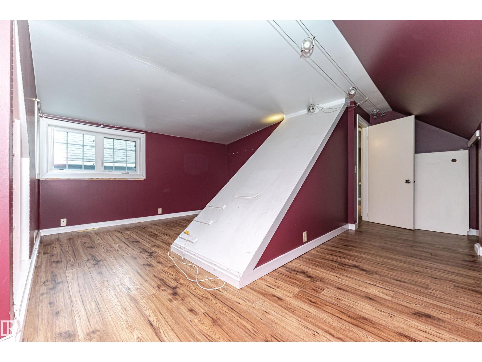 10930 80 AV NW - 24