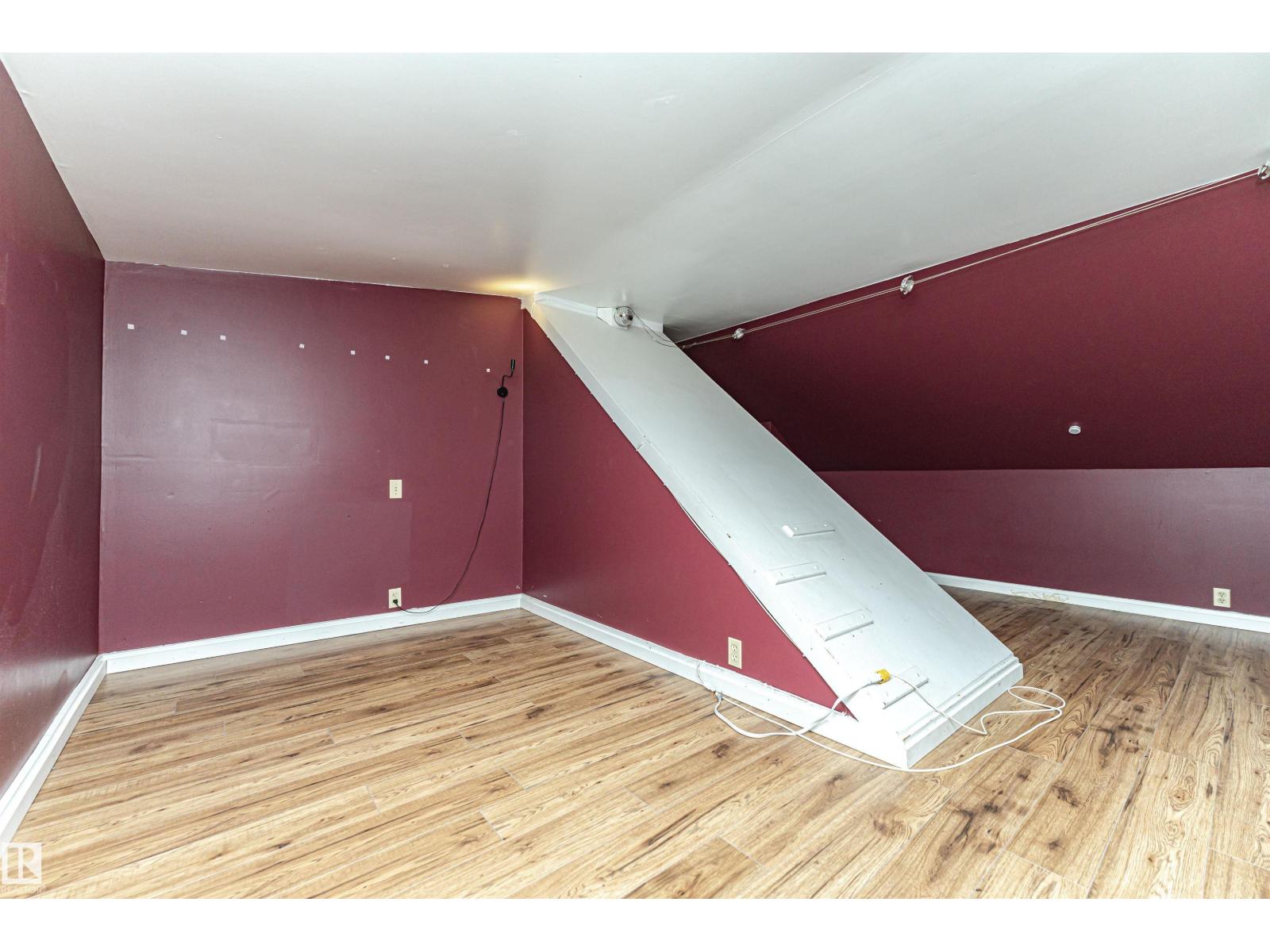 10930 80 AV NW - 25