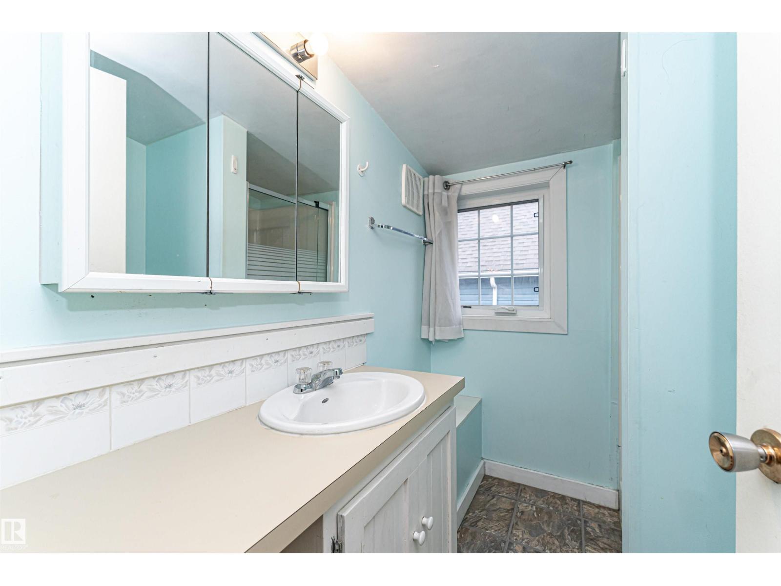 10930 80 AV NW - 26