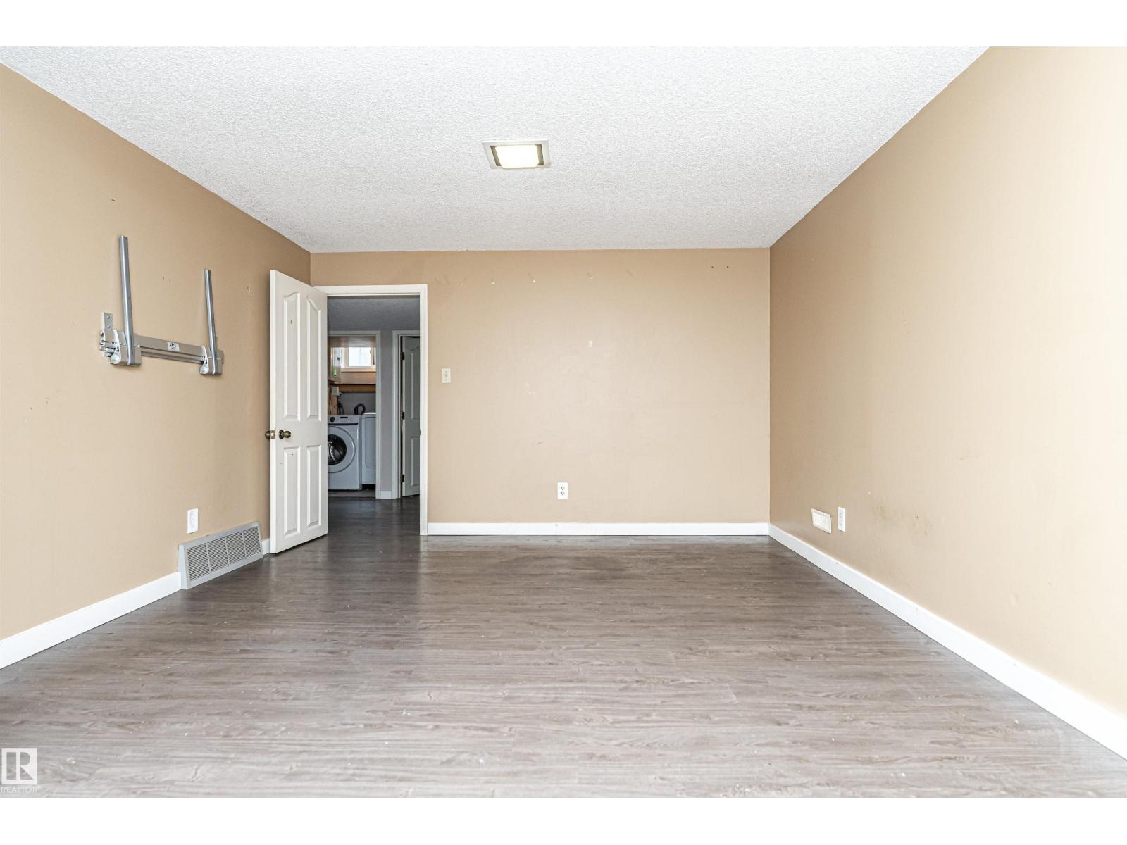 10930 80 AV NW - 31