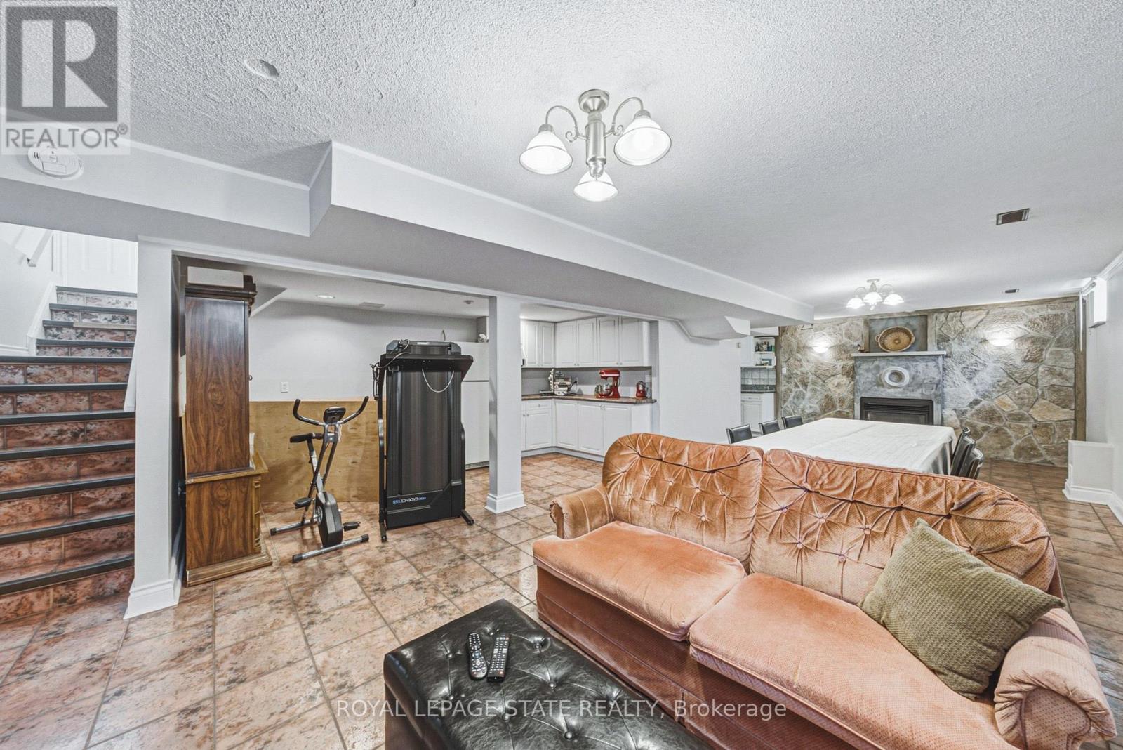 90 FAIRINGTON CRESCENT - 31