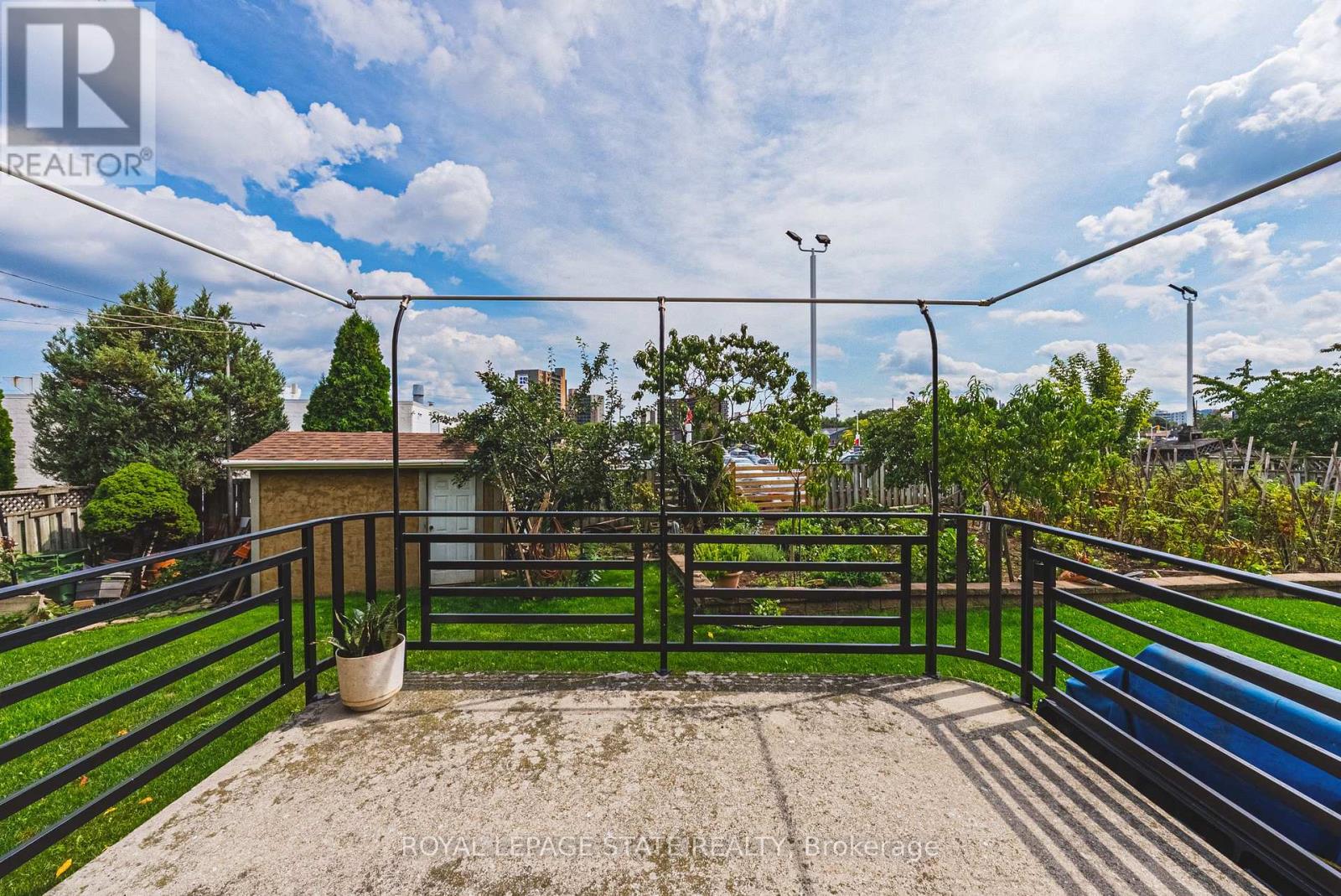 90 FAIRINGTON CRESCENT - 44