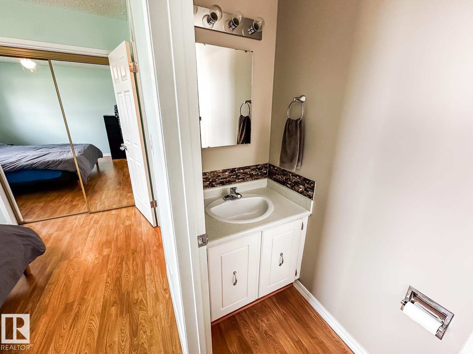 6811 40 AV NW - 18