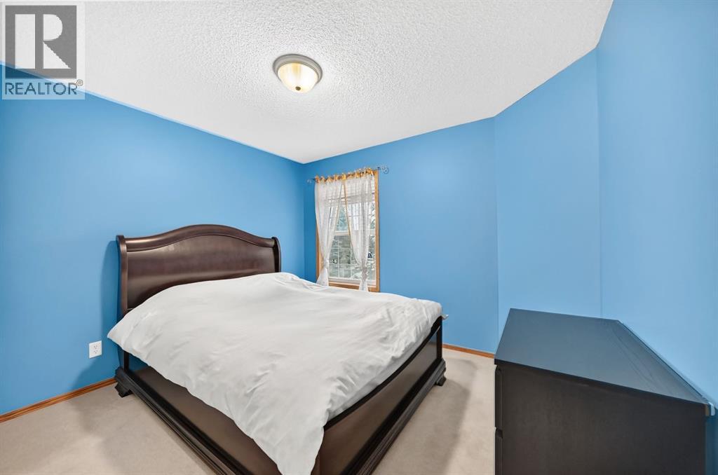 234 Somerglen Way SW - 19