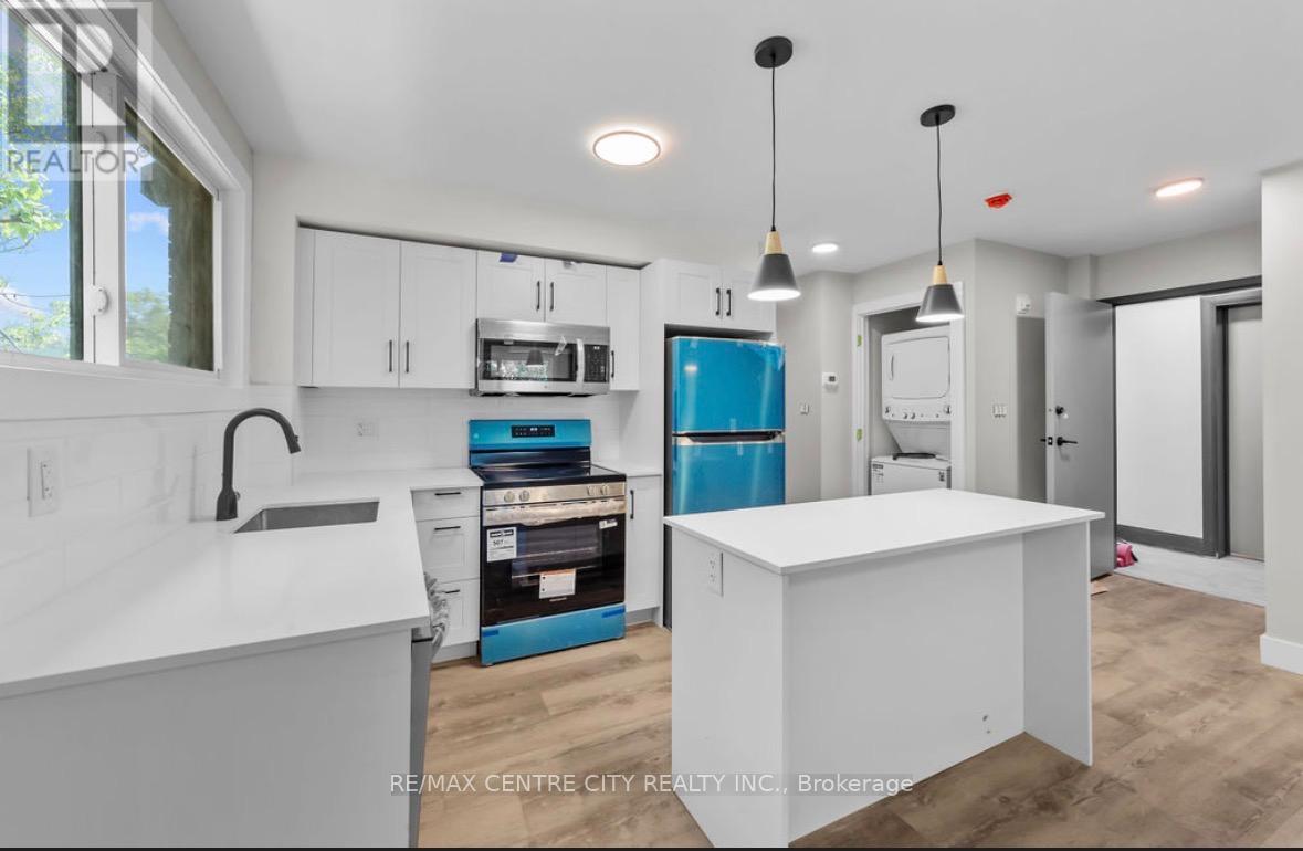 8 - 400 SCENIC DRIVE, London South (South J) — photo 2
