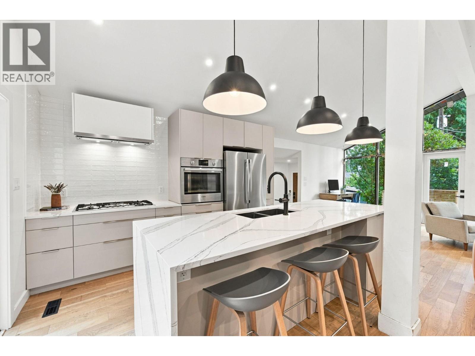 4646 COVE CLIFF ROAD, North Vancouver