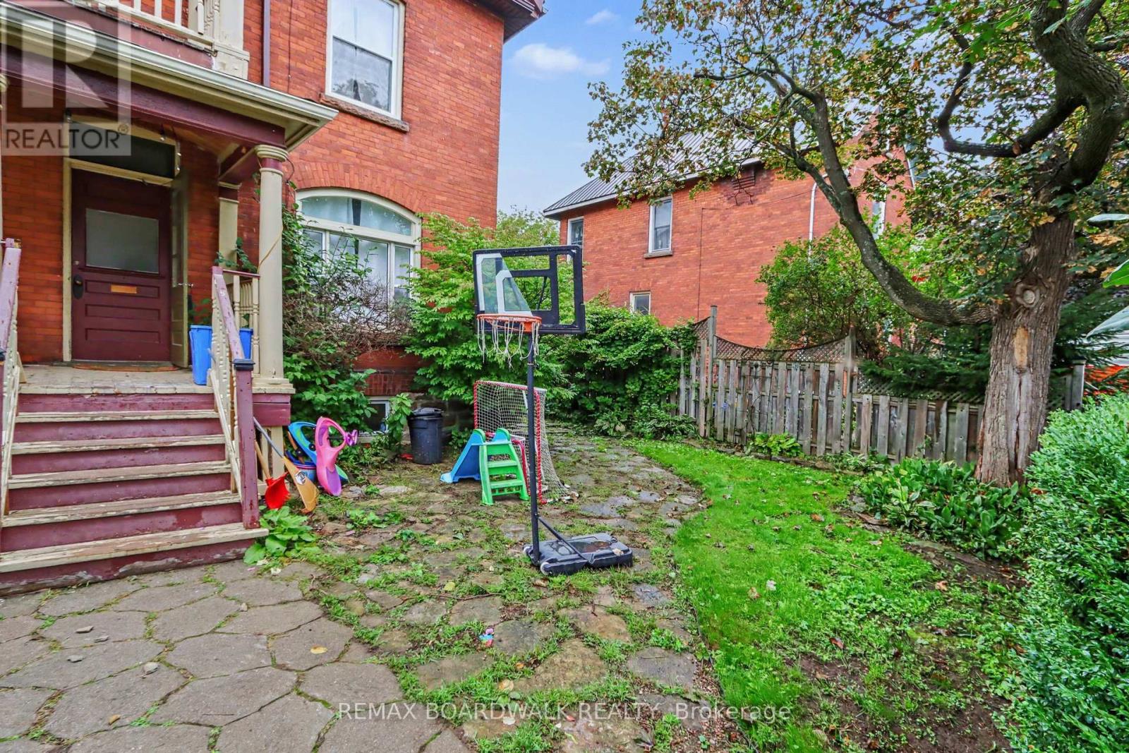 10 GLEN AVENUE, Smiths Falls — photo 2