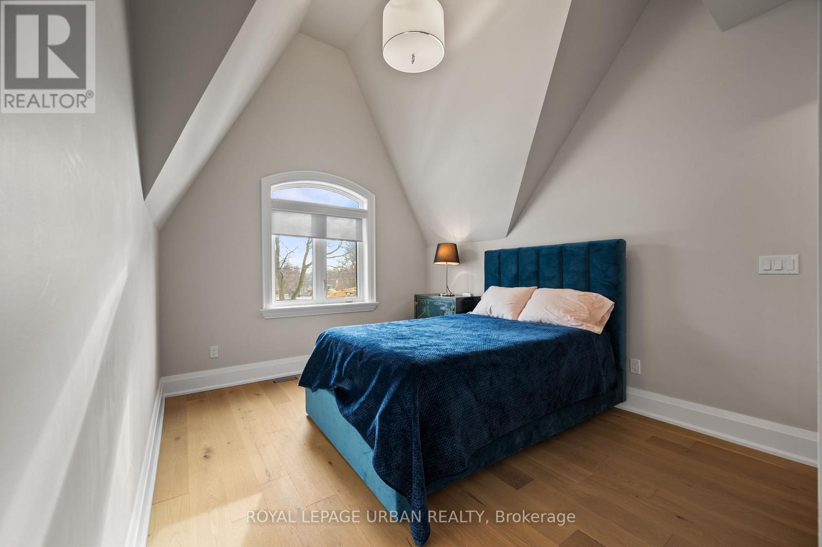 2540 ST CLAIR AVENUE E - 36