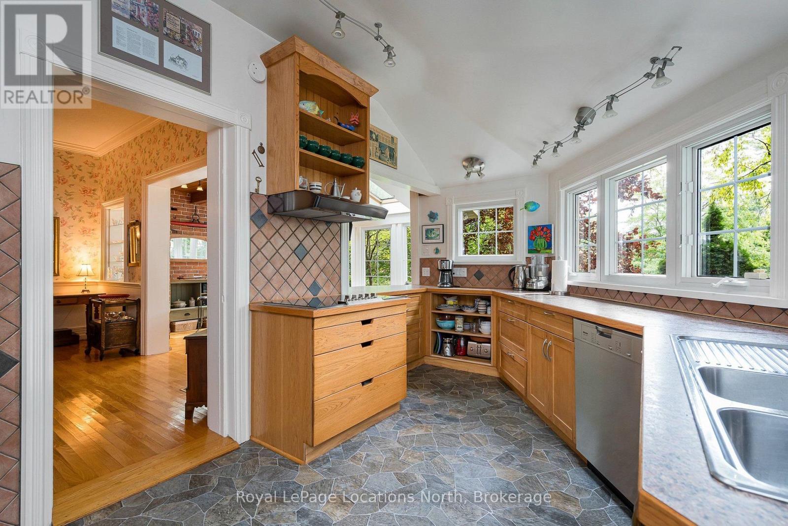 148 NAPIER STREET - 24