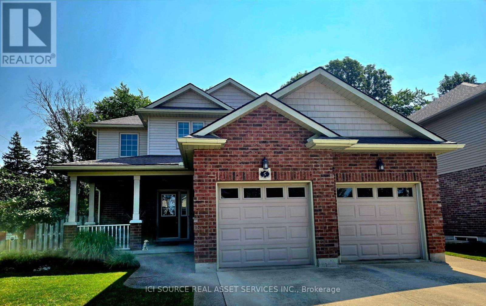 5 FAIRFIELD DRIVE, Stratford — photo 1