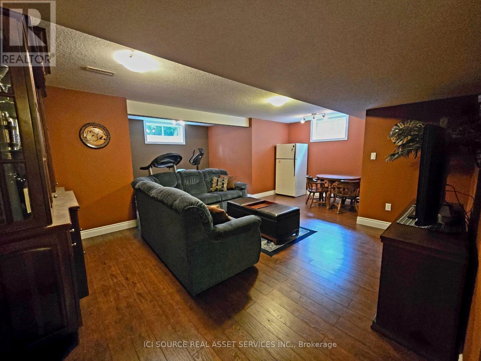 5 FAIRFIELD DRIVE - 23