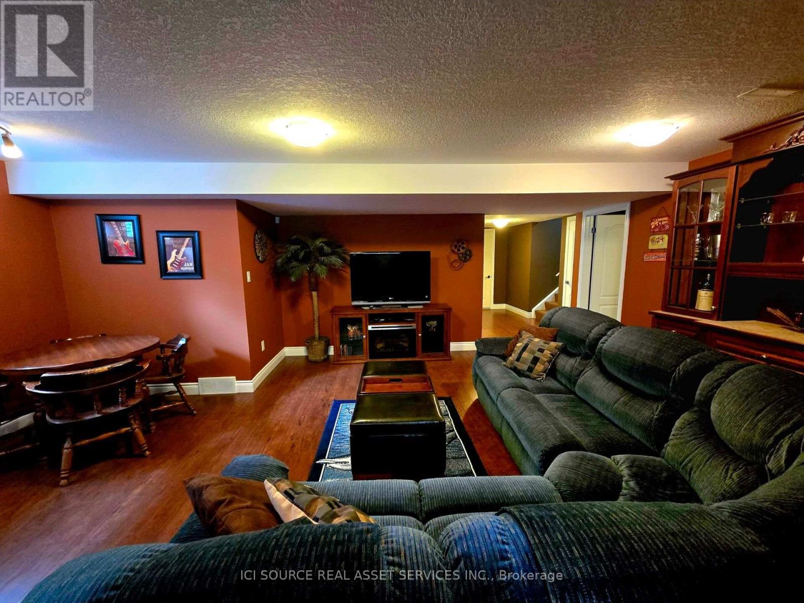 5 FAIRFIELD DRIVE - 24