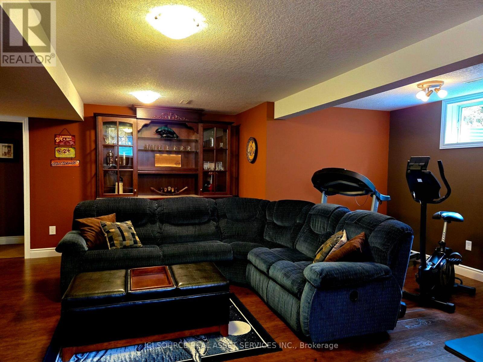 5 FAIRFIELD DRIVE - 25