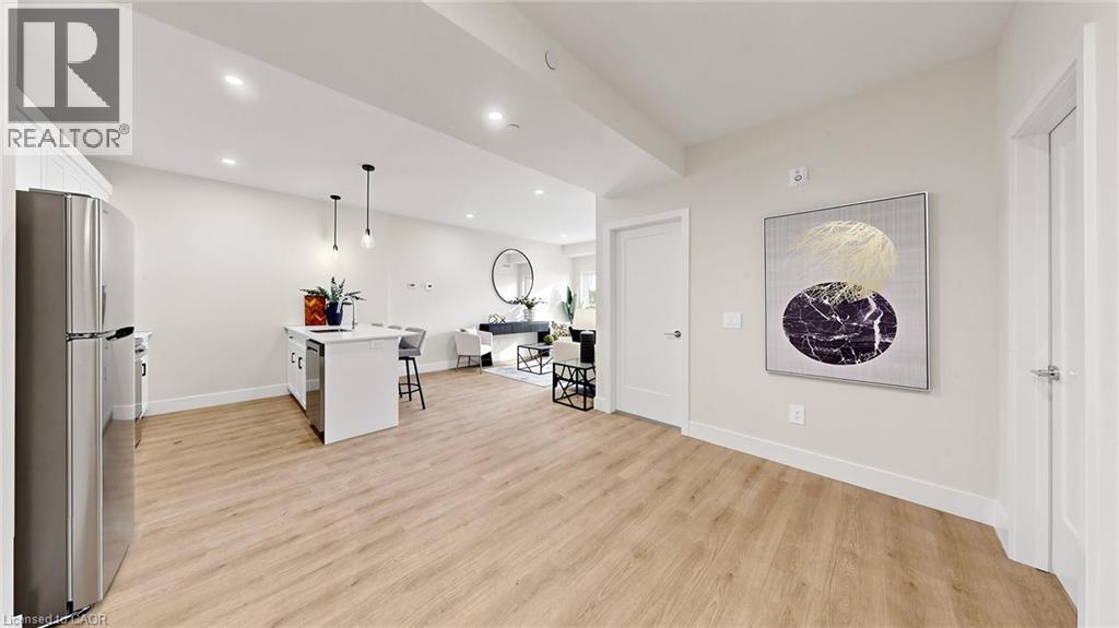 935 W TWAMLEY Street W, North Perth — photo 2
