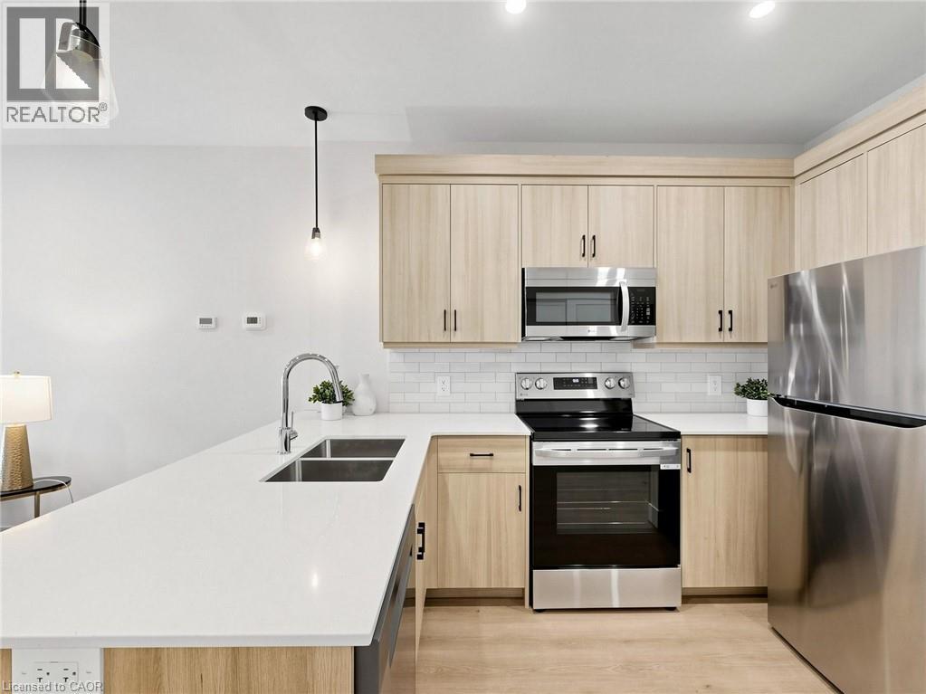 935 W TWAMLEY Street W, North Perth — photo 2