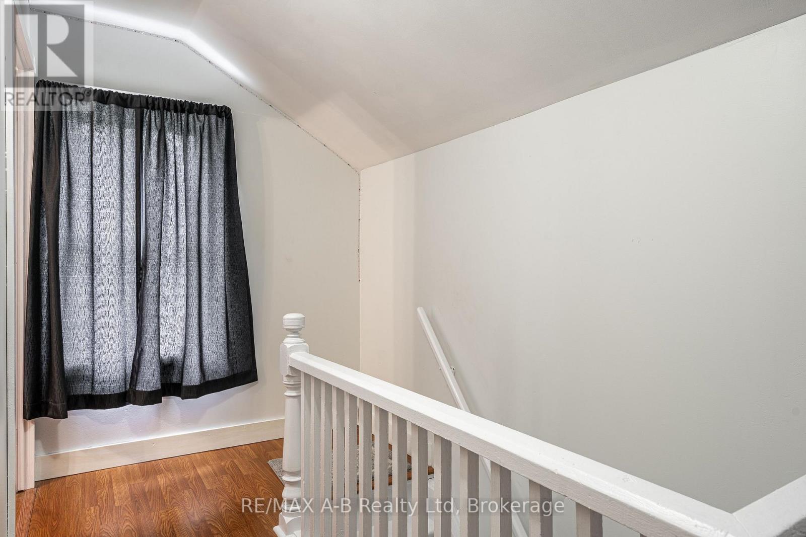 158 JAMES STREET N - 23