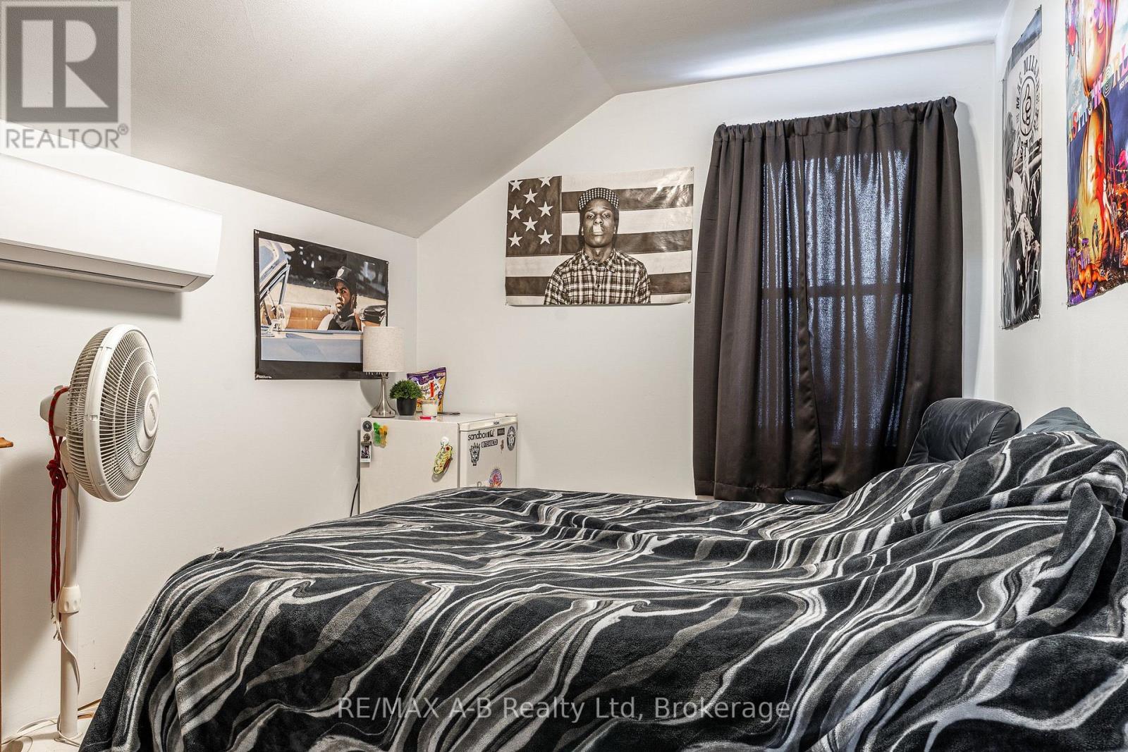 158 JAMES STREET N - 24