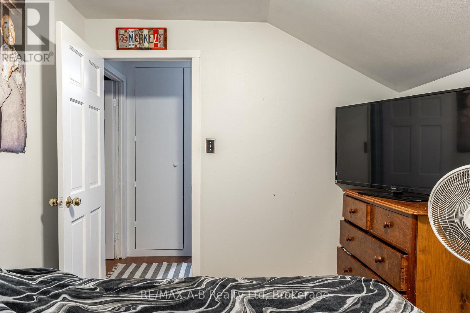 158 JAMES STREET N - 25